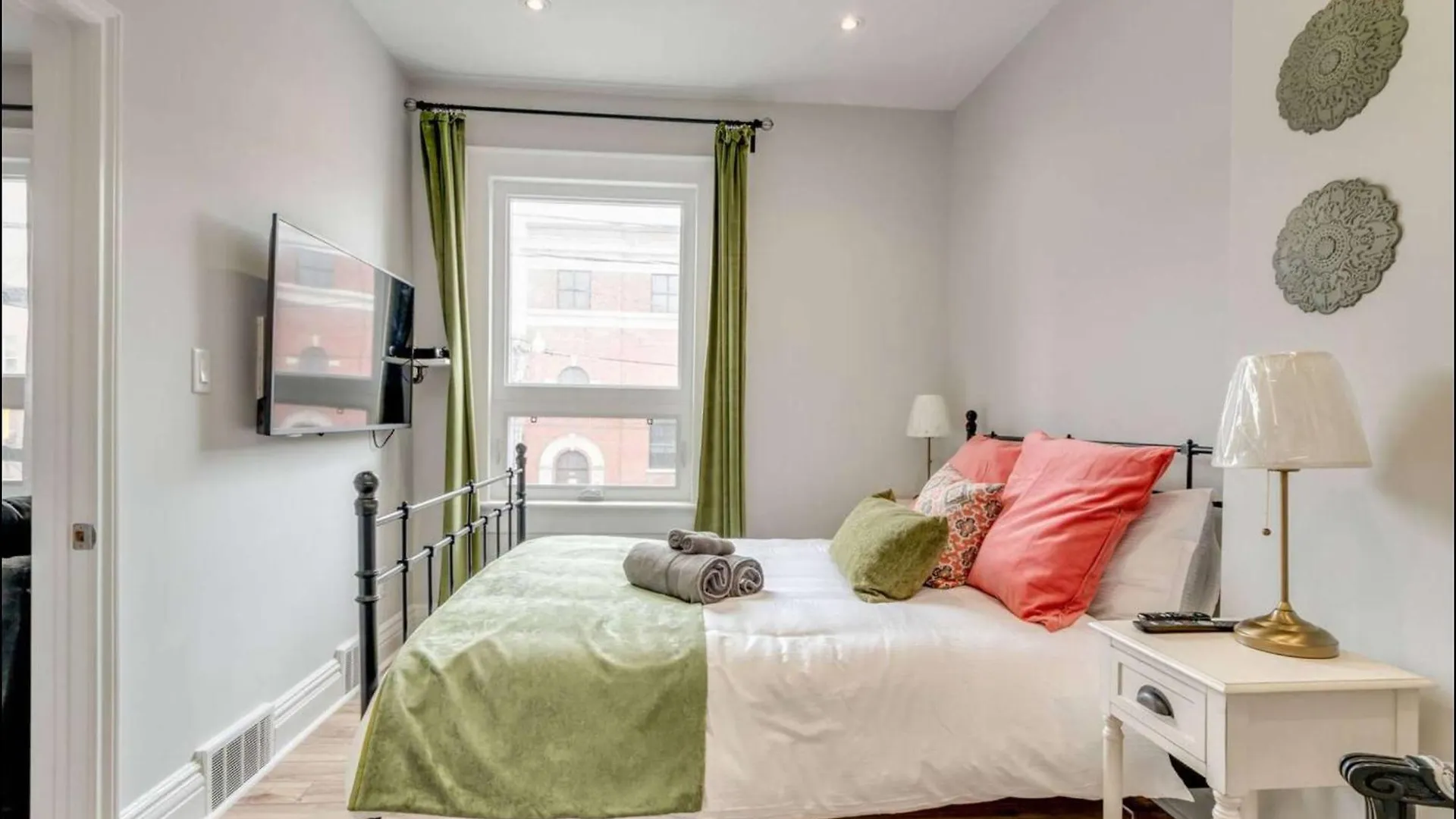 Casa Queen - Unique 2Br Suite In Leslieville Toronto